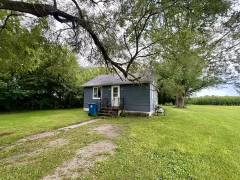 370 N 1st St, Sheldon, IL 60966 photo 2