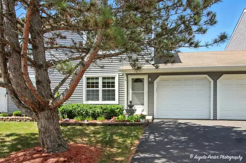 527 Normandie Ln, Round Lake Beach, IL 60073
