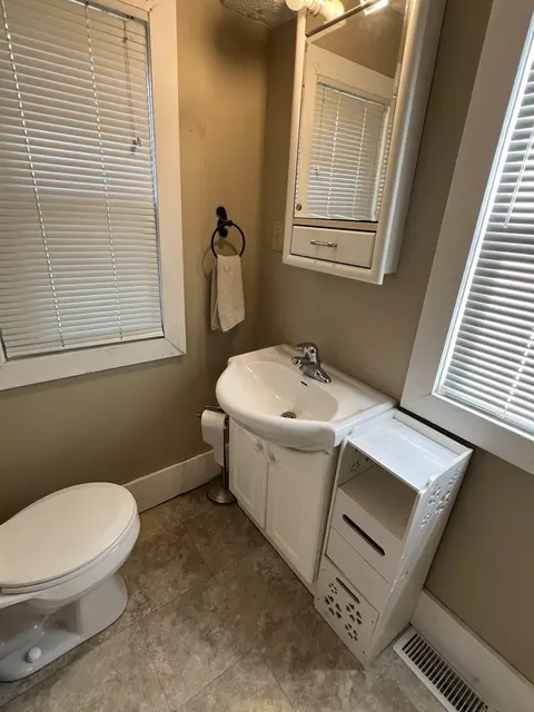 Bath - 16701 Parnell Rd, Dewitt, IL 61735 photo 2 of 7