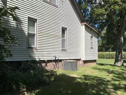 Exterior - 16701 Parnell Rd, Dewitt, IL 61735 photo 4 of 22