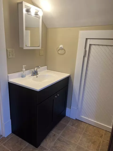 Bath - 16701 Parnell Rd, Dewitt, IL 61735 photo 6 of 7