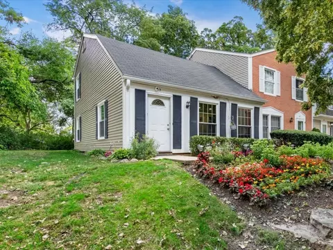 60 Forest Ln, Cary, IL 60013