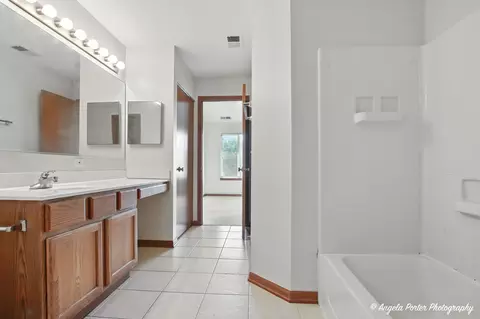 Bath - 509 Legend Ln, Mchenry, IL 60050 photo 2 of 3