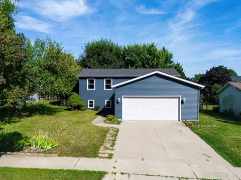 Exterior - 2724 Rocksbury Dr, Bloomington, IL 61705 photo 2 of 5