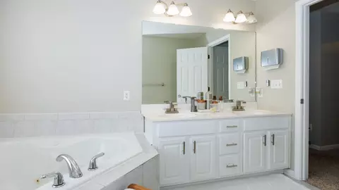 Bath - 1704 Setter St, Normal, IL 61761 photo 5 of 7