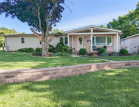 1105 Olen Dr, Mahomet, IL 61853