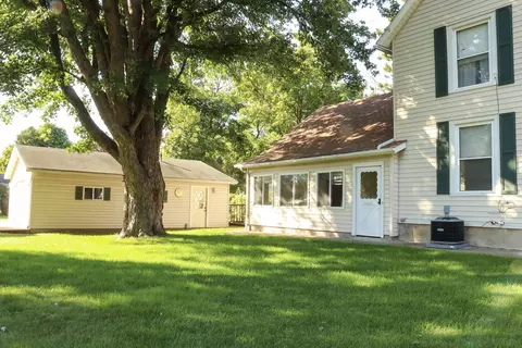Exterior - 303 S Grape St, Morrison, IL 61270 photo 5 of 7