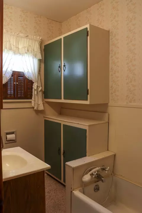 Bath - 303 S Grape St, Morrison, IL 61270 photo 1 of 1
