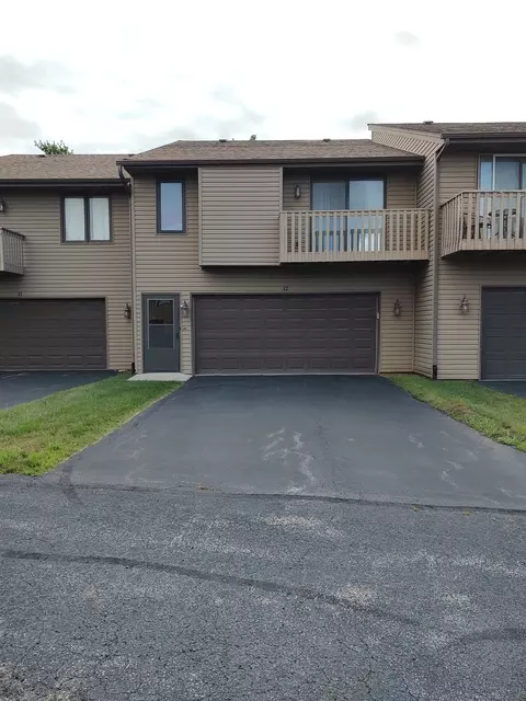 7425 Colosseum Dr #12, Rockford, IL 61107