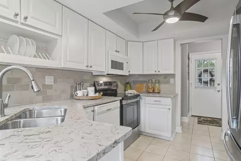 Kitchen - 3 Brookton On Auburn Ln, Rolling Meadows, IL 60008 photo 2 of 2