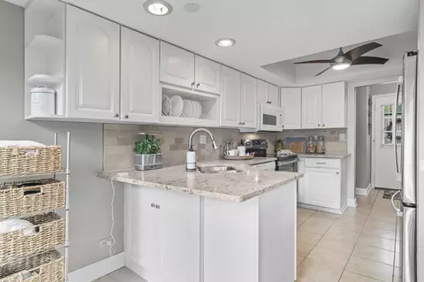 Kitchen - 3 Brookton On Auburn Ln, Rolling Meadows, IL 60008 photo 1 of 2