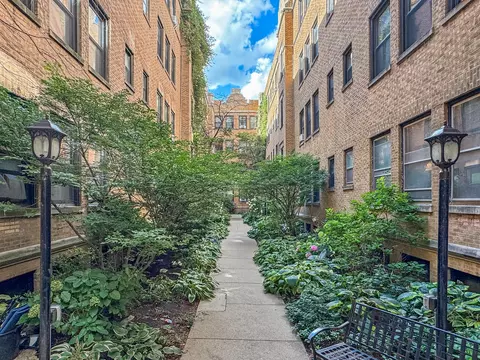 636 W Waveland Ave #1A, Chicago, IL 60613