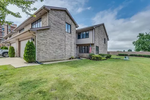 318 S Dominion Dr, Wood Dale, IL 60191