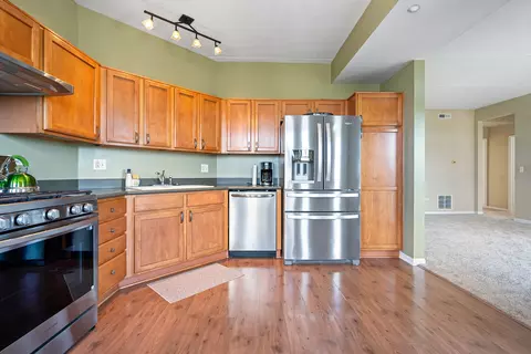 Kitchen - 511 Prestwick Ln #402, Wheeling, IL 60090 photo 3 of 4