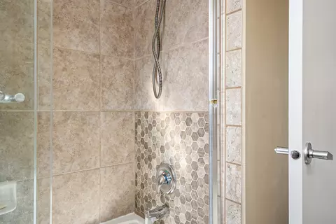 Bath - 511 Prestwick Ln #402, Wheeling, IL 60090 photo 3 of 5