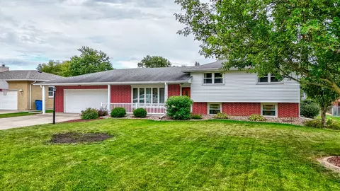 1517 Sharon Rd, Streator, IL 61364