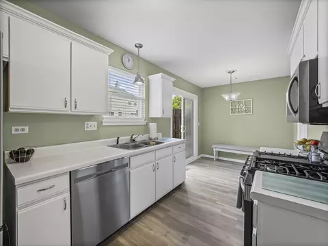 Kitchen - 901 Wesley Ln, Algonquin, IL 60102 photo 4 of 4