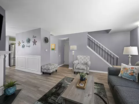 Living - 901 Wesley Ln, Algonquin, IL 60102 photo 3 of 4