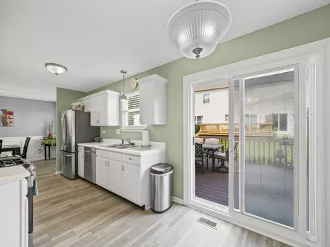Kitchen - 901 Wesley Ln, Algonquin, IL 60102 photo 2 of 4