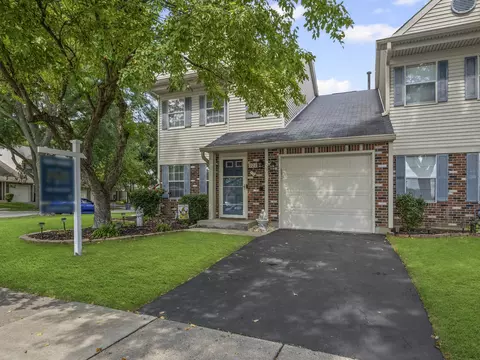 901 Wesley Ln, Algonquin, IL 60102