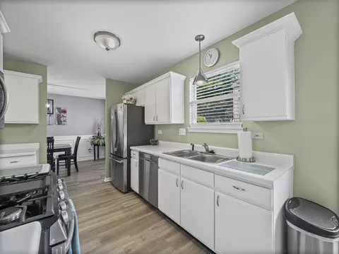 Kitchen - 901 Wesley Ln, Algonquin, IL 60102 photo 3 of 4