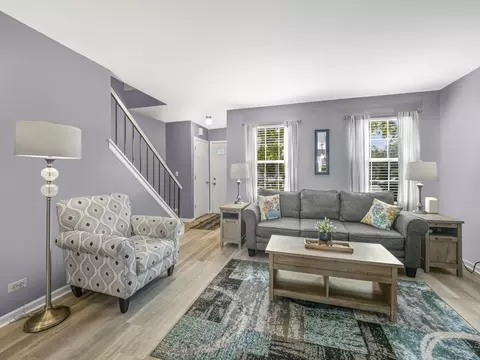 Living - 901 Wesley Ln, Algonquin, IL 60102 photo 2 of 4