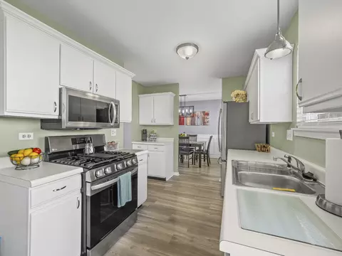 Kitchen - 901 Wesley Ln, Algonquin, IL 60102 photo 1 of 4