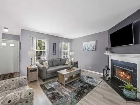 Living - 901 Wesley Ln, Algonquin, IL 60102 photo 4 of 4