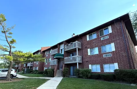 840 N Lakeside Dr #1B, Vernon Hills, IL 60061