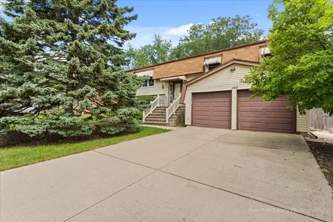 140 Springhill Dr, Bolingbrook, IL 60440
