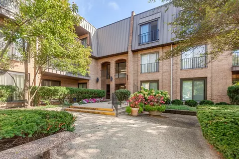 3 The Court Of Harborside #111, Northbrook, IL 60062