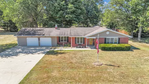 2128 Bonnie Ln, Monticello, IL 61856
