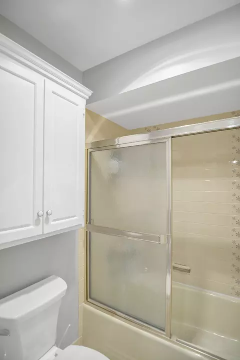 Bath - 560 N Forest Dr, Addison, IL 60101 photo 4 of 4