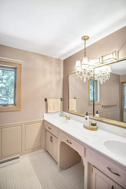 Bath - 560 N Forest Dr, Addison, IL 60101 photo 2 of 4