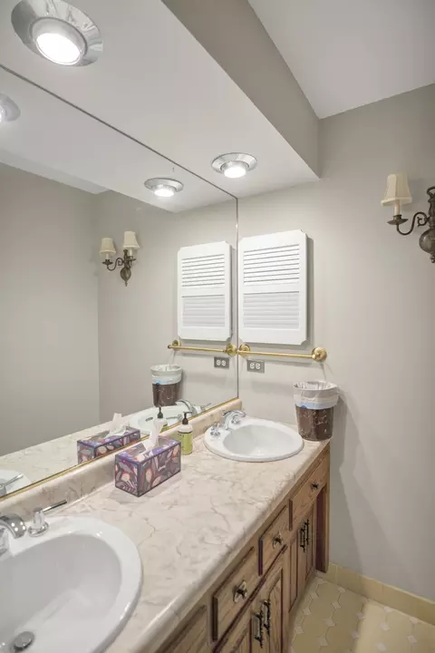 Bath - 560 N Forest Dr, Addison, IL 60101 photo 3 of 4