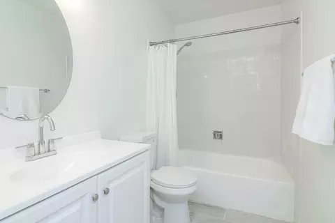Bath - 957 Grant St, Bartlett, IL 60103 photo 1 of 2
