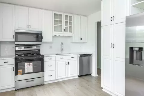 Kitchen - 957 Grant St, Bartlett, IL 60103 photo 1 of 2