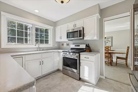 415 Hamilton Dr, Wheaton, IL 60189 photo 4