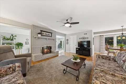 415 Hamilton Dr, Wheaton, IL 60189 photo 12