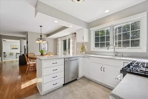 415 Hamilton Dr, Wheaton, IL 60189 photo 5