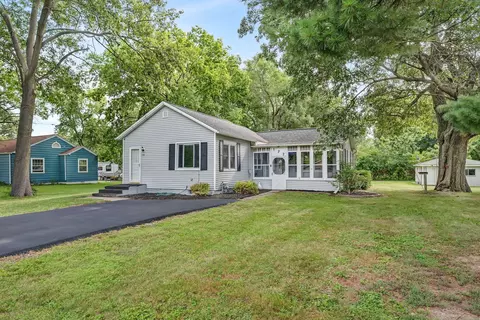 172 S Hossack St, Seneca, IL 61360