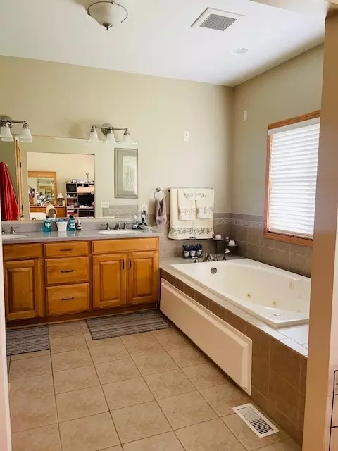 Bath - 1976 E 24th Rd, Ransom, IL 60470 photo 1 of 3