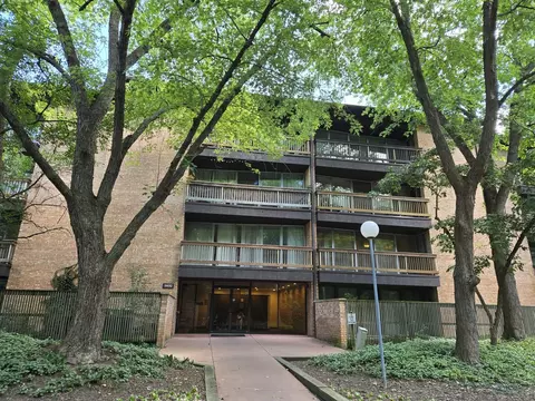 5600 Hillcrest Ln #2D, Lisle, IL 60532
