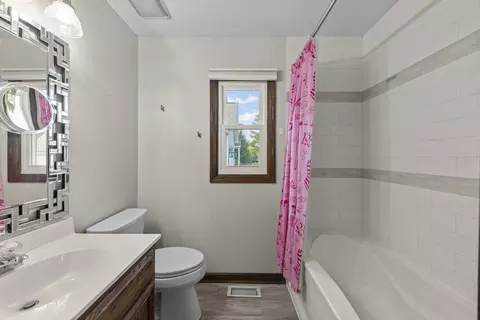 Bath - 1801 Chestnut Hill Rd, Plainfield, IL 60586 photo 2 of 2