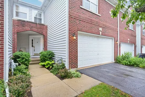 147 Fulbright Ln, Schaumburg, IL 60194