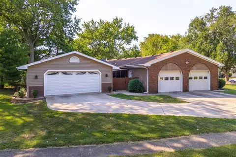 702 Broadmoor Dr, Bloomington, IL 61704 photo 2