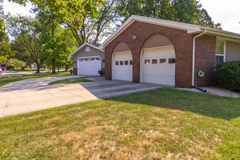 702 Broadmoor Dr, Bloomington, IL 61704 photo 32