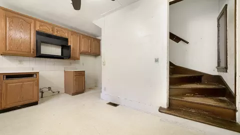 Entry Way - 917 Haskell Ave, Rockford, IL 61103 photo 6 of 8