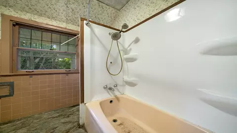 Bath - 917 Haskell Ave, Rockford, IL 61103 photo 2 of 2