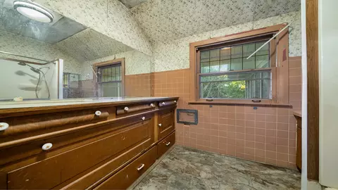 Bath - 917 Haskell Ave, Rockford, IL 61103 photo 1 of 2